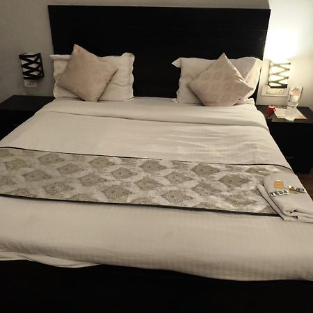 Pearl Suites At Omex Entrenity Vrindāvan 外观 照片