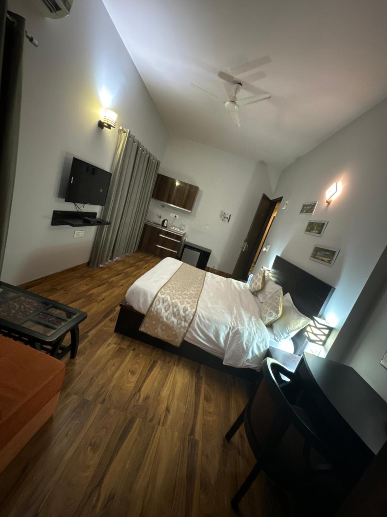 Pearl Suites At Omex Entrenity Vrindāvan 外观 照片