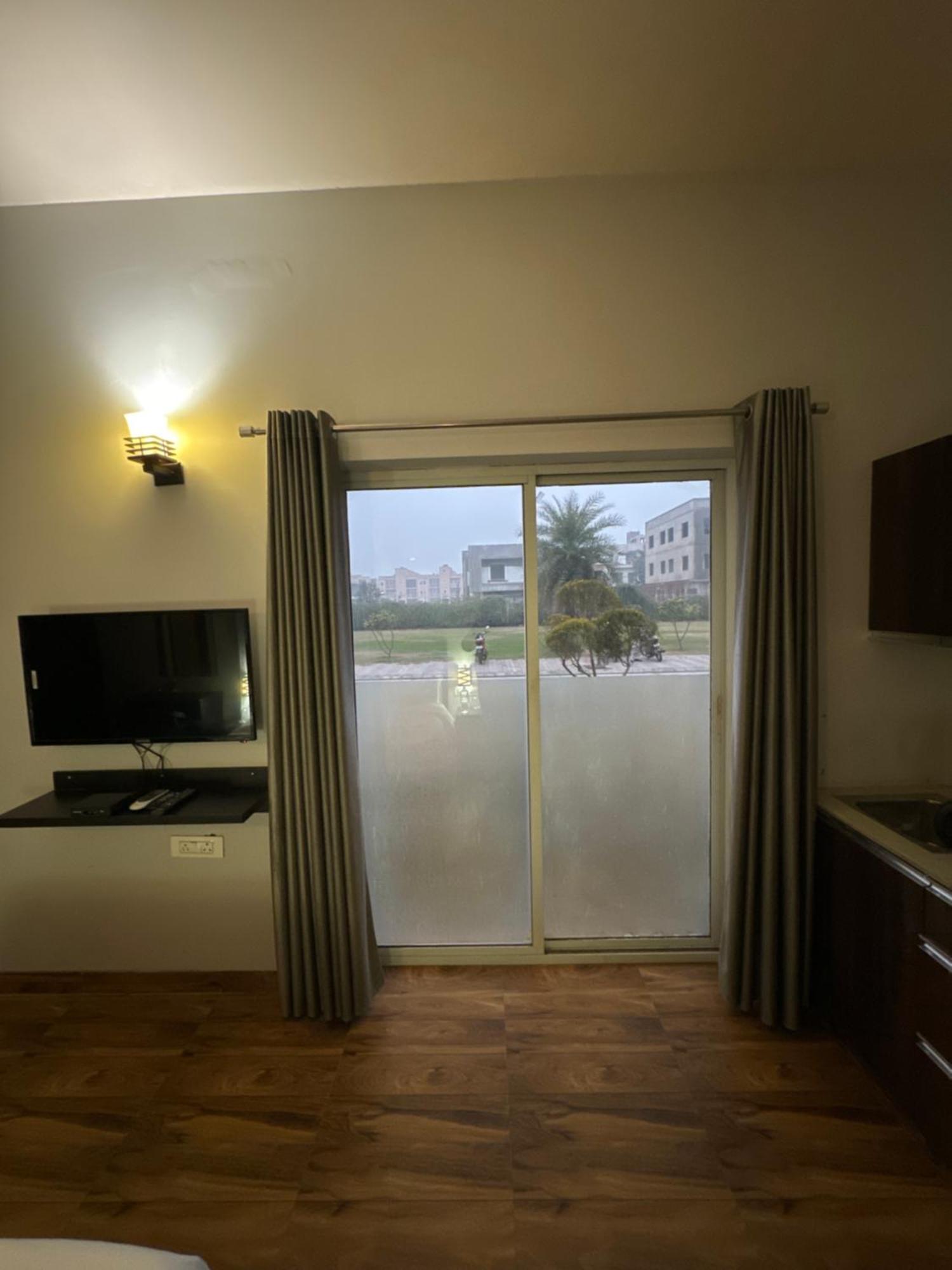 Pearl Suites At Omex Entrenity Vrindāvan 外观 照片