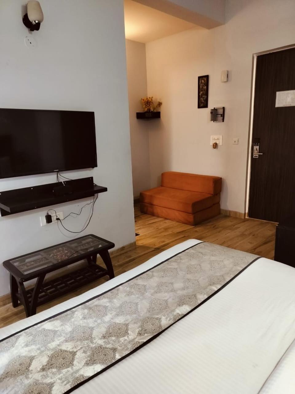 Pearl Suites At Omex Entrenity Vrindāvan 外观 照片