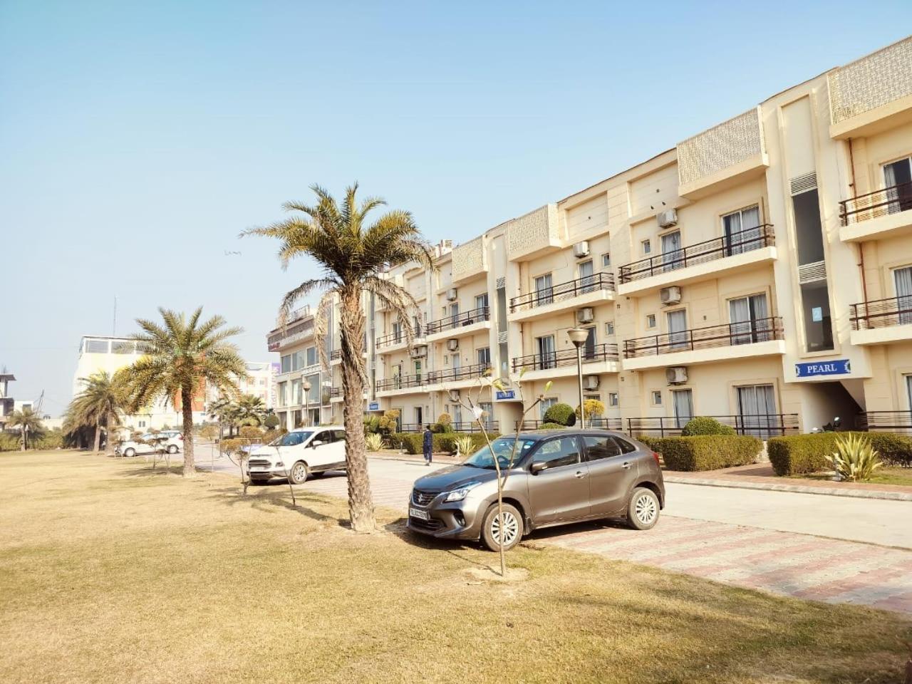 Pearl Suites At Omex Entrenity Vrindāvan 外观 照片