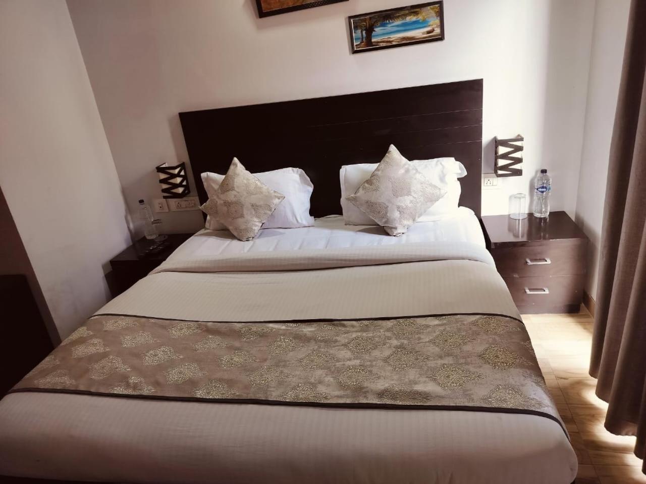 Pearl Suites At Omex Entrenity Vrindāvan 外观 照片