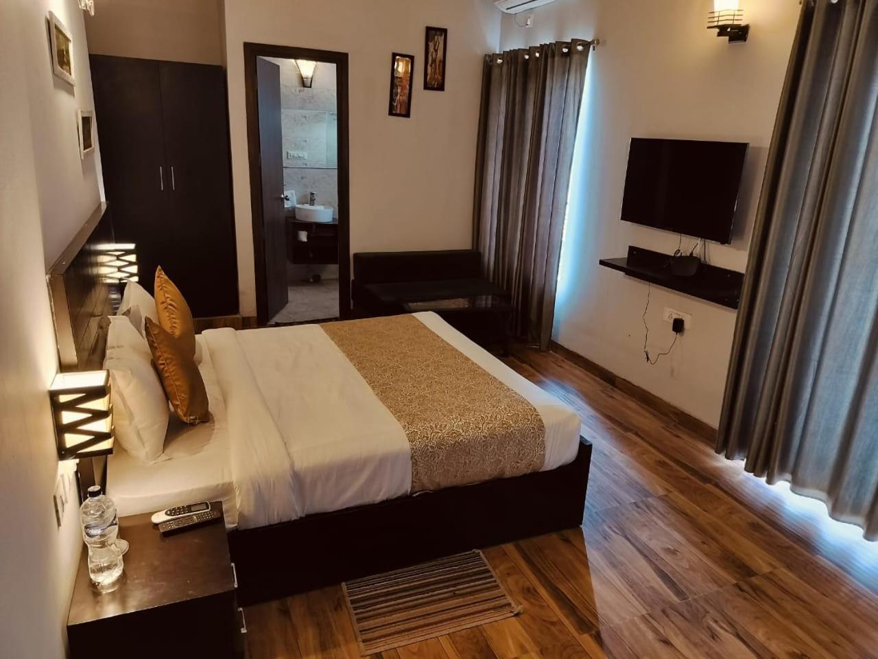 Pearl Suites At Omex Entrenity Vrindāvan 外观 照片