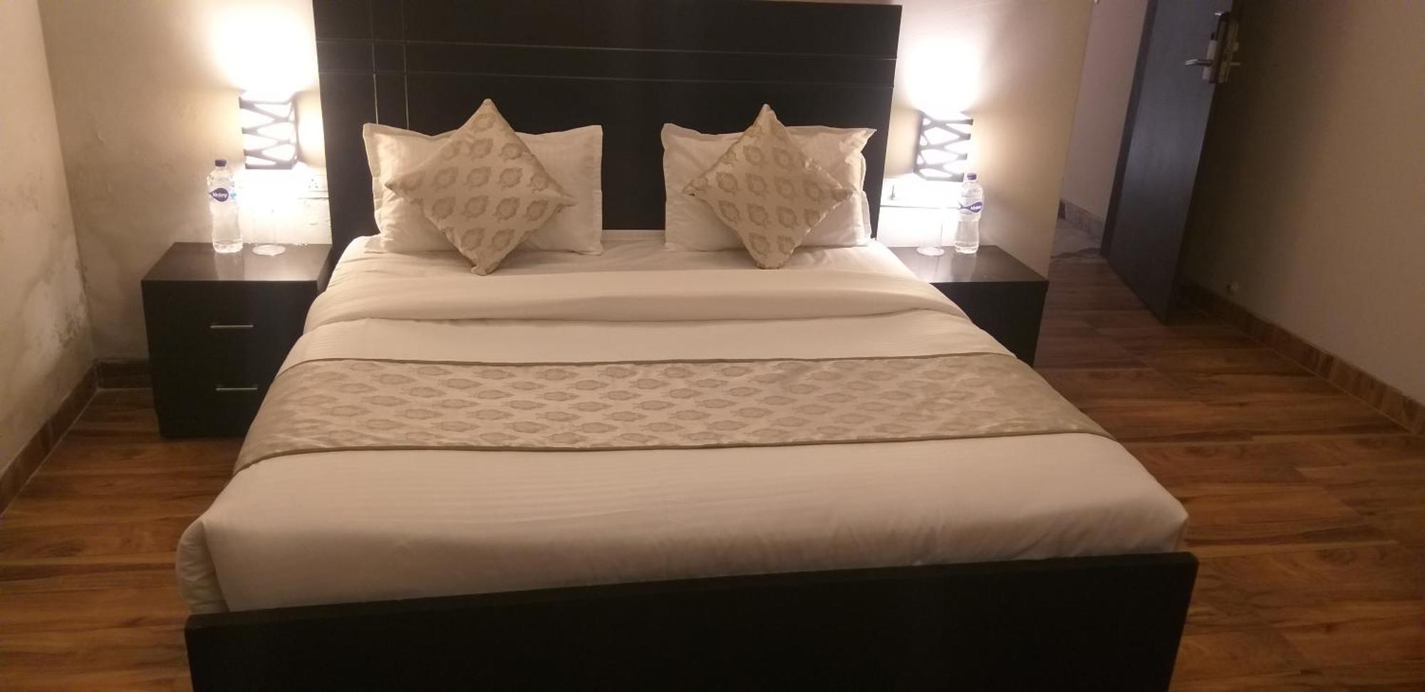 Pearl Suites At Omex Entrenity Vrindāvan 外观 照片