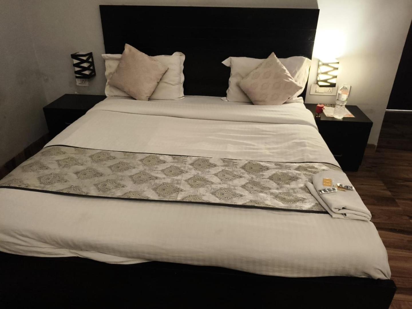 Pearl Suites At Omex Entrenity Vrindāvan 外观 照片