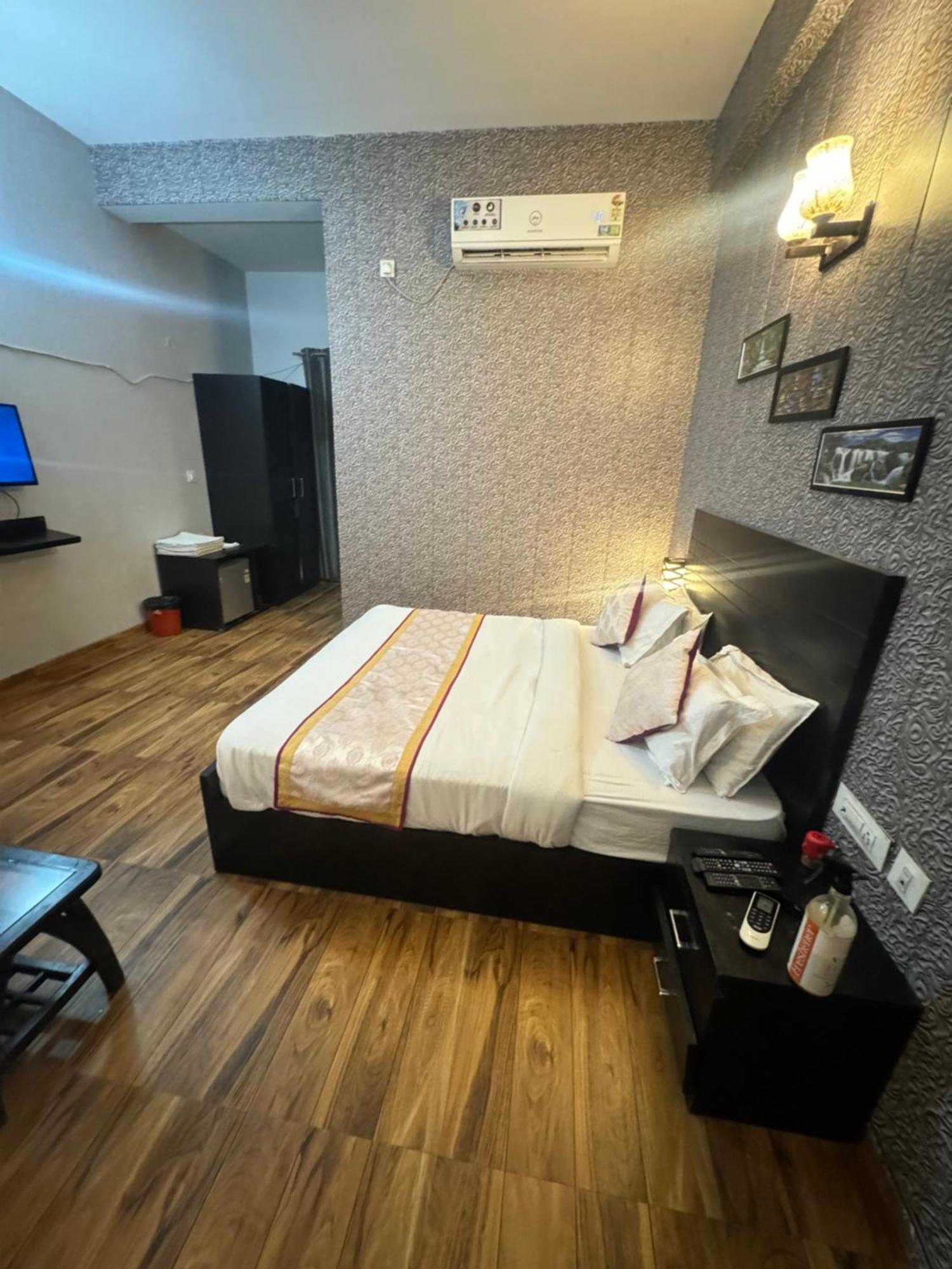Pearl Suites At Omex Entrenity Vrindāvan 外观 照片