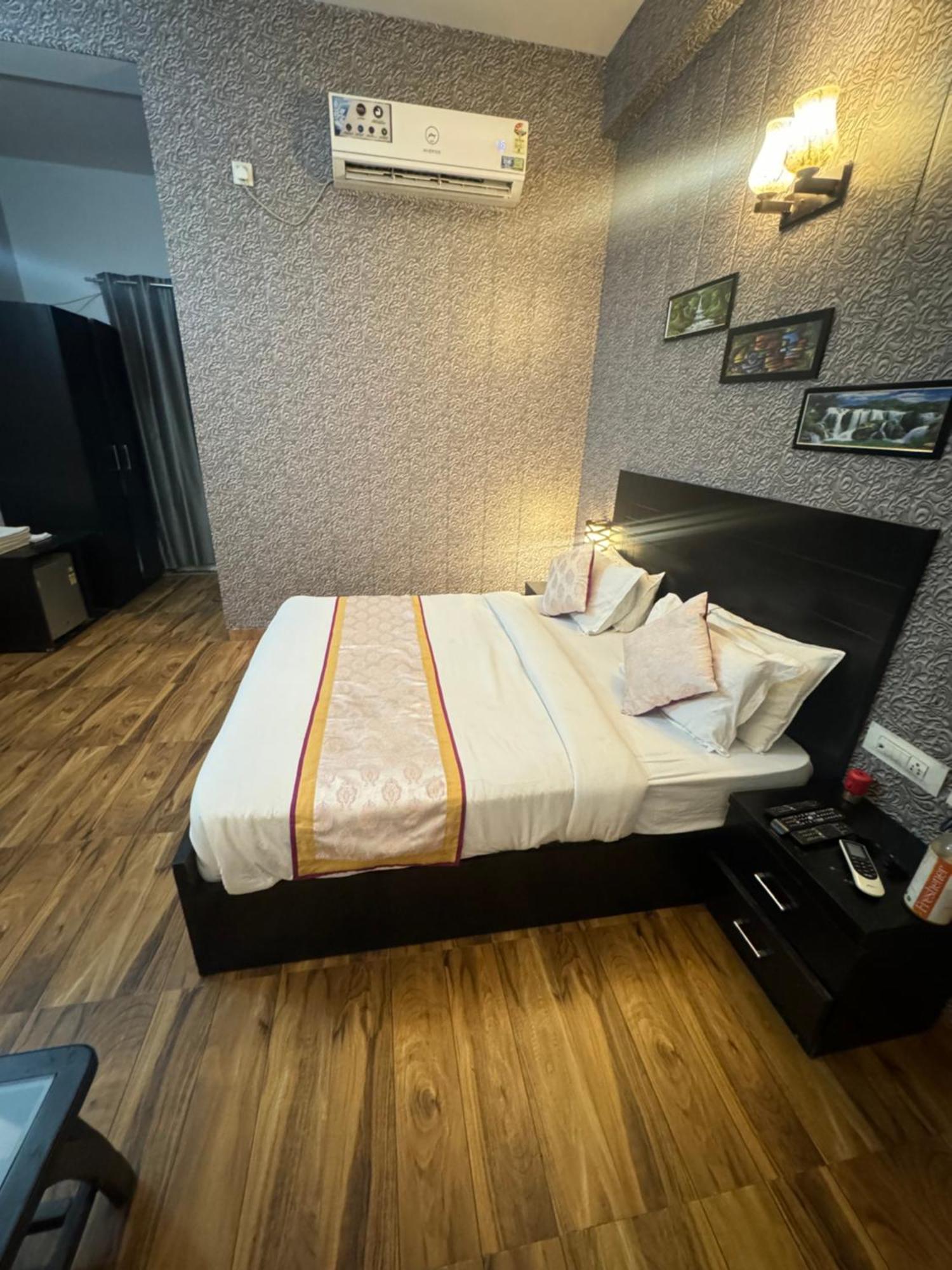Pearl Suites At Omex Entrenity Vrindāvan 外观 照片