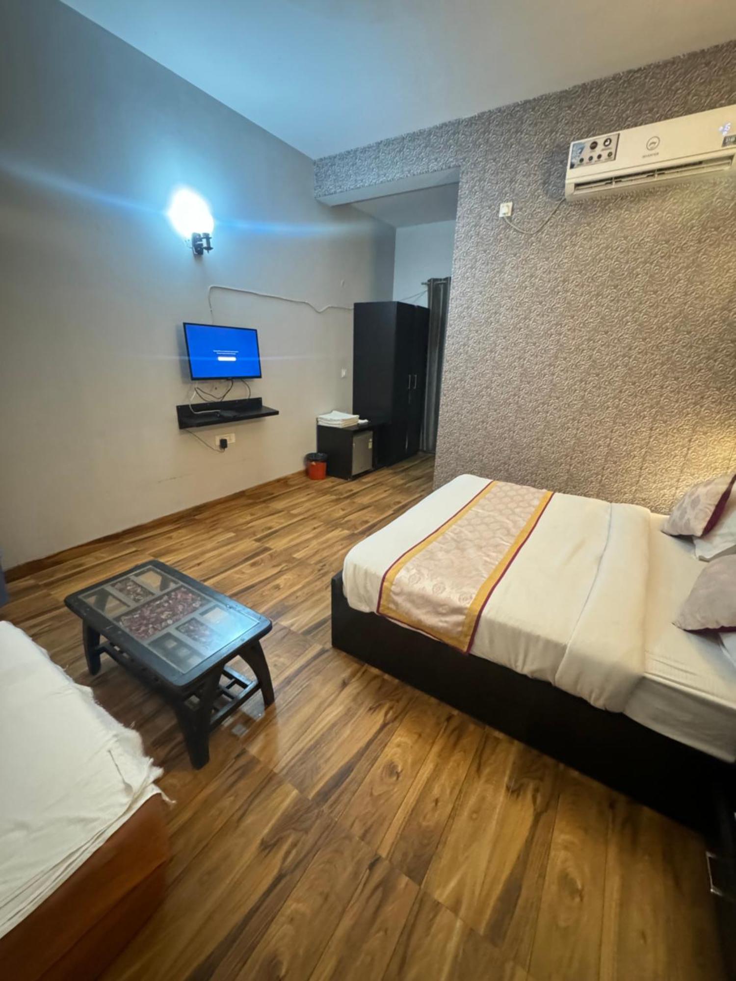 Pearl Suites At Omex Entrenity Vrindāvan 外观 照片